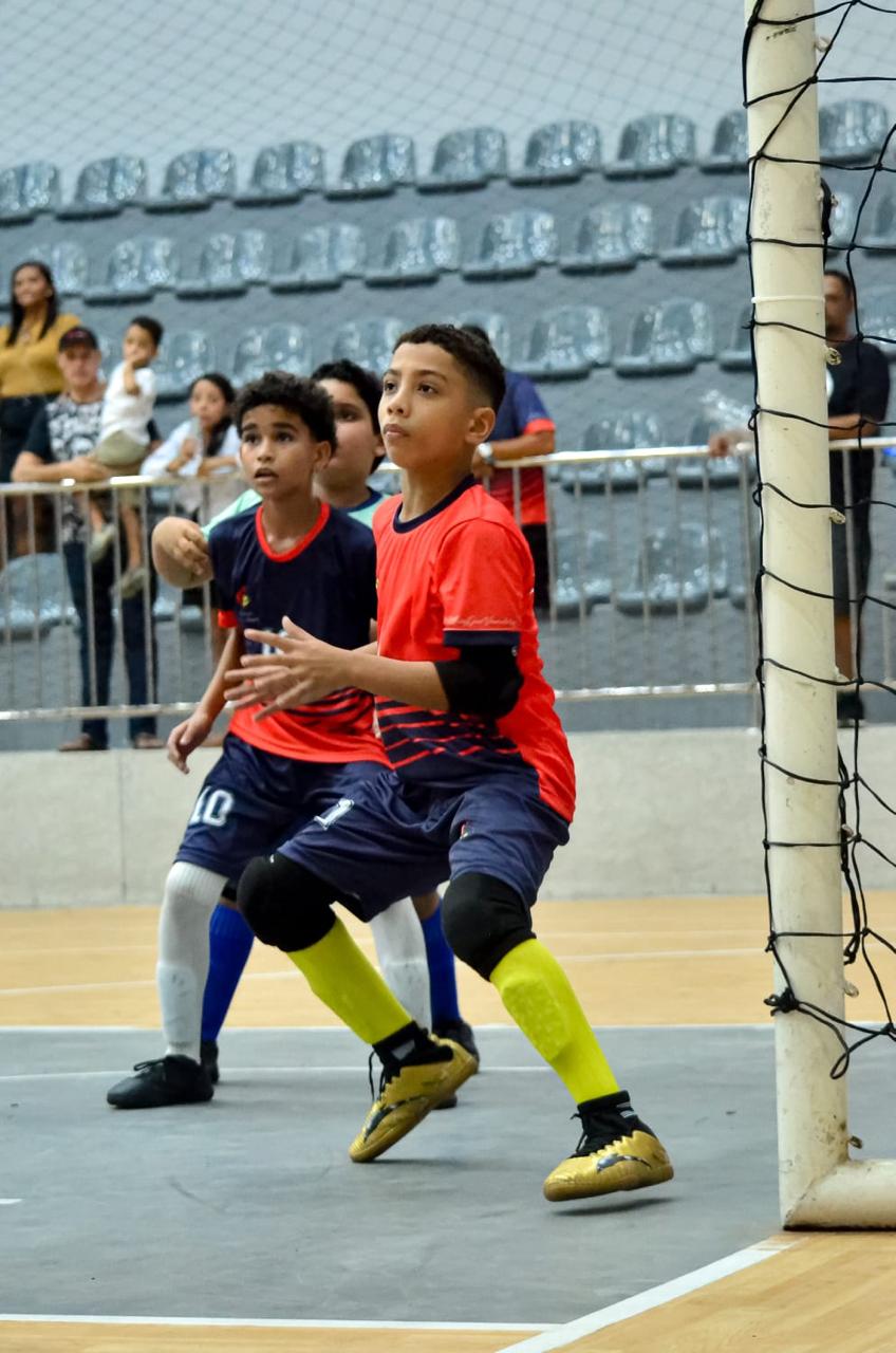 Alunos praticando esportes na escola.
