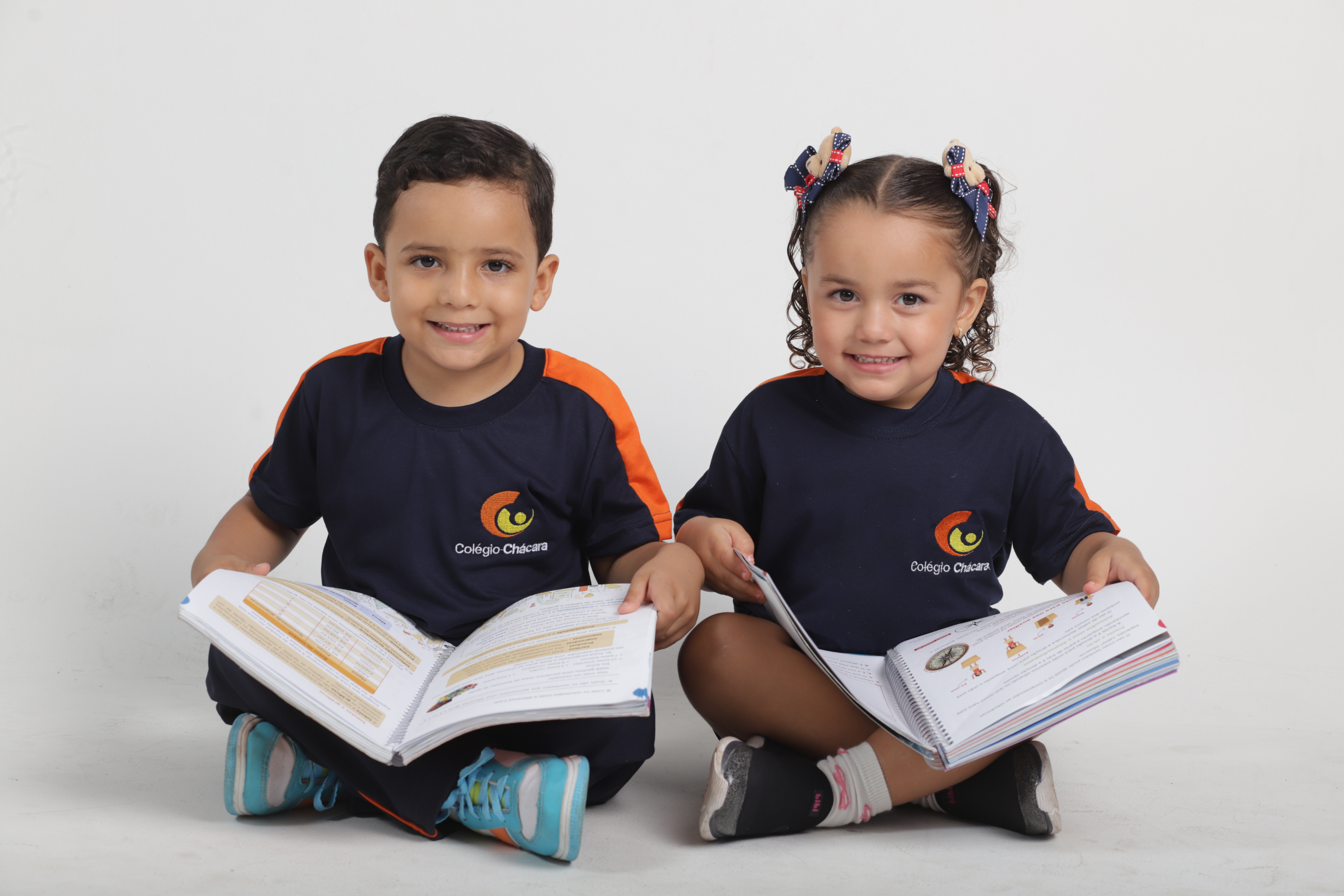 Crianças na Educação Infantil brincando e aprendendo.